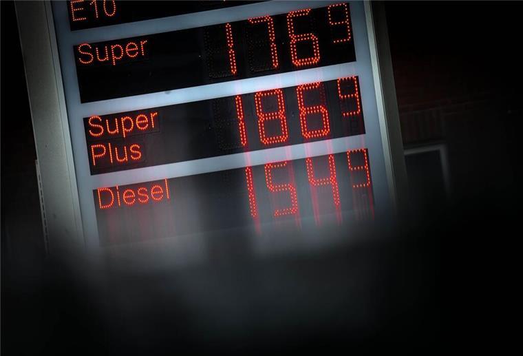 Preis-Schock an der Zapfsäule: Hier tankst du am teuersten Die Kraftstoffpreise werden an einer Tankstelle angezeigt.