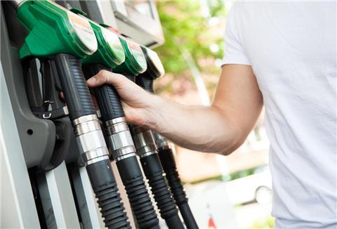 Tanken ist wieder sehr teuer geworden. Doch wer zur richtigen Zeit am Zapfhahn andockt, spart Geld. (Symbolbild)