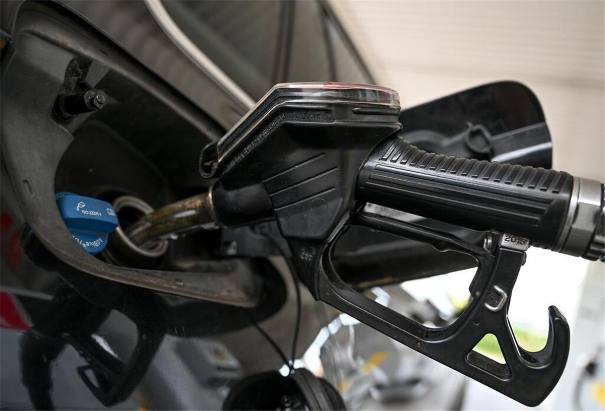 Auswertung enthüllt: Das ist eindeutig die teuerste Tankkette Deutschlands Eine Zapfpistole ist in den Einlass des Tanks gesteckt, um zu tanken. Bei der Auswahl der richtigen Tankstelle lässt sich viel Geld sparen. Wir zeigen, welche Tankstellen besonders günstig sind.