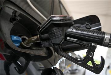 Eine Zapfpistole ist in den Einlass des Tanks gesteckt, um zu tanken. Bei der Auswahl der richtigen Tankstelle lässt sich viel Geld sparen. Wir zeigen, welche Tankstellen besonders günstig sind.