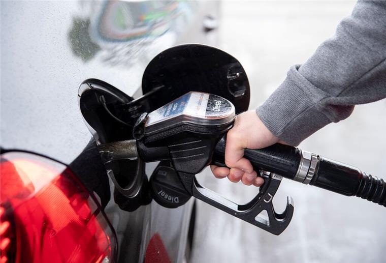 Ein Autofahrer steckt an einer Tankstelle einen Diesel-Zapfhahn in die Tanköffnung seines Fahrzeugs