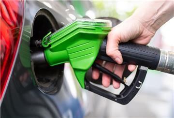 Eine Person hält einen Zapfhahn an der Tankstelle. Die Spritpreise schanken aktuell und der beste Zeitpunkt zum Tanken hat sich geändert.
