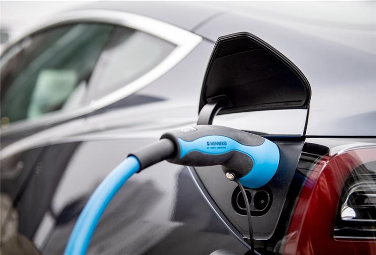 Tankstopp auch fürs Bankkonto: Ist der Fördertopf nicht vorher schon leer, können Autofahrer noch bis Ende 2025 die E-Auto-Umweltprämie beantragen. 