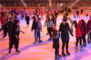 Tanzen auf Kufen - das geht bei der Eisdisco in Bremerhaven.
