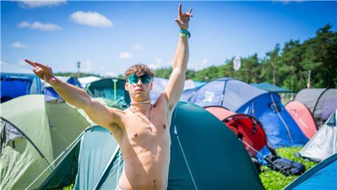 Tanzen macht schön. Die Männer auf dem Deichbrand-Festival wissen, wie man Spaß hat. Kein Wunder, dass sie so attraktiv sind.