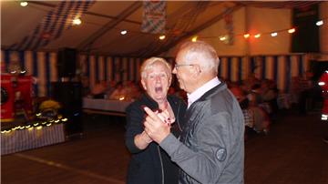 Tanzen muss sein. Oktoberfest in Nordholz. Foto: Heid