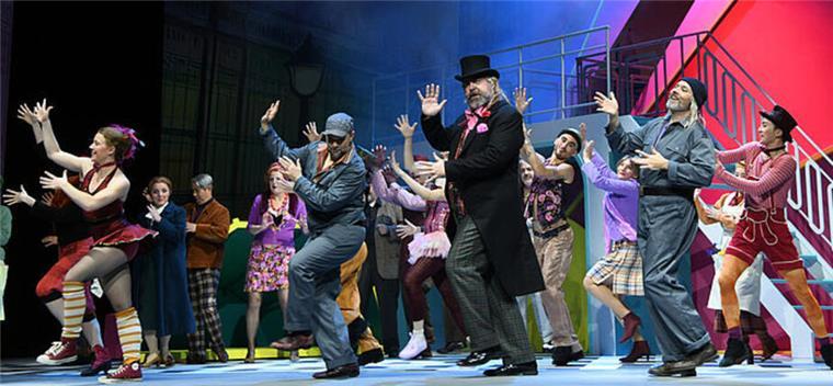 Tanzend auf dem Weg zum Altar ist Alfred P. Doolittle (Ulrich Burdack im Frack) mit seinen Kumpels Harry (Róbert Tóth) und Jamie (MacKenzie Gallinger) sowie der Ballettcompagnie und dem Opernchor.