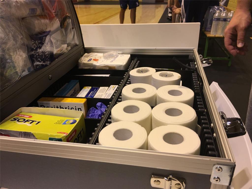 Tape ohne Ende im Koffer von Physiotherapeut Nils Minkwitz. Foto: Berlinke
