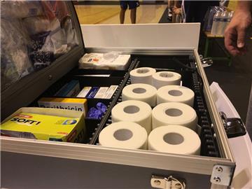 Tape ohne Ende im Koffer von Physiotherapeut Nils Minkwitz. Foto: Berlinke