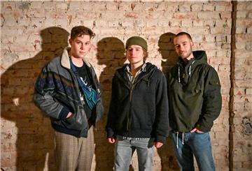 Tari, Laurens und Laurenz lieben elektronische Musik. Weil es in Bremerhaven keinen Club gibt, wollen sie selbst einen gründen.