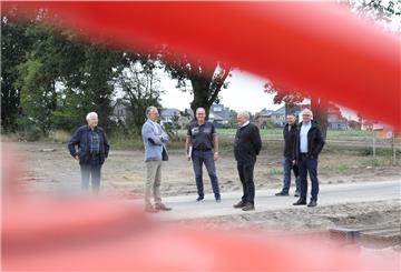 Tarmstedt wächst weiter. 88 neue Häuser können am südlichen Ortsrand entstehen. Bürgermeister Wolf Vogel und Gemeindedirektor Frank Holle (von links) gaben jetzt das Areal zum Bebauen frei.