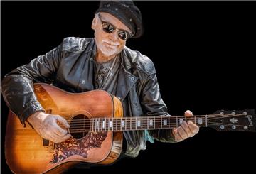 Musiker mit Brille und Gitarre