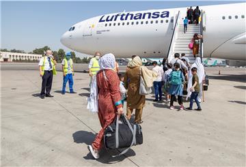 Taschkent: Aus Kabul evakuierte Personen gehen nach ihrer Rgistrierung durch die deutsche Botschaft zu einem Lufthansa-Flugzeug mit dem sie nach Deutschland ausgeflogen werden.