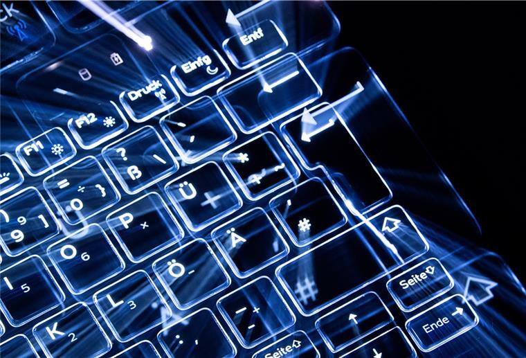 Verfassungsschutz warnt vor russischen Hackerangriffen Tasten einer beleuchteten Tastatur.