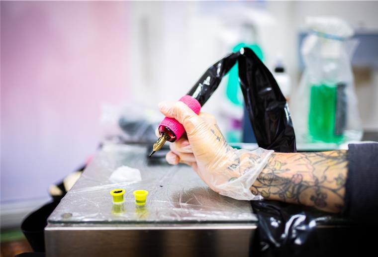 Bremerhaven: Tattoo-Studios weichen ins Umland aus Tattoo- und Kosmetikstudios trifft die Corona-Pandemie besonders hart. Ein Bremerhavener Studio weicht jetzt nach Loxstedt aus, weil es in der Seestadt aufgrund der hohen Infektionszahlen nicht öffnen darf.