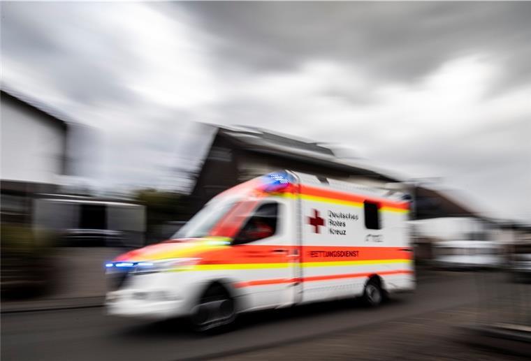 Schlaganfall: Jede Minute zählt, um Folgeschäden zu verringern Taubheitsgefühle, Lähmungserscheinungen, Seh- und Sprachstörungen: Sie können von kurzen Durchblutungsstörungen im Hirn ausgelöst werden und Vorboten eines Schlaganfalls sein.