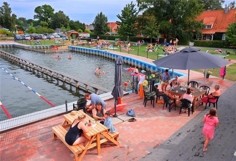 Wassernixen und Chillfreunde Naturfreibad Krummendeich