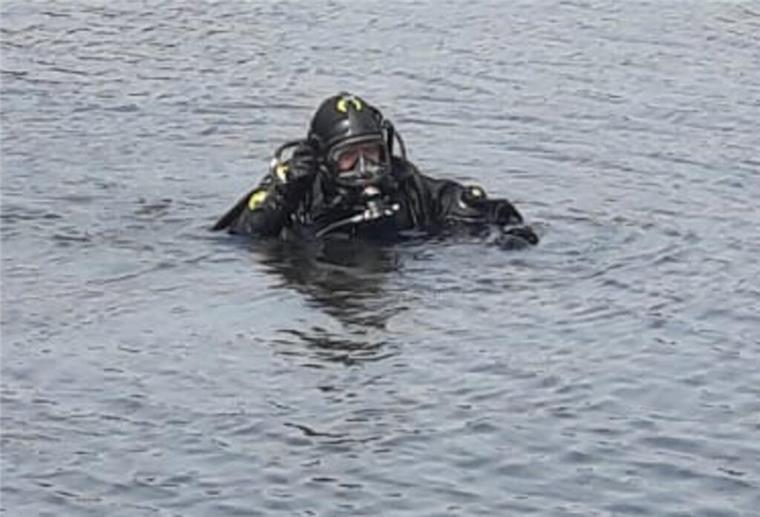 Taucher bergen Ölfass aus Sieverner See - Zum Baden gesperrt Feuerwehr Stadt Geestland