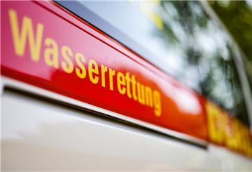 05.10.2024, Baden-Württemberg, Göppingen: Polizeitaucher der Wasserschutzpolizei suchen am Mittag im Rahmen von Ermittlungen der Sonderkommission ·Kurz· nach Gegenständen in dem Fluss Fils. In der Nacht zu Donnerstag fielen in einer Bar in Göppingen Schüsse. Ein 29-Jähriger wurde dabei tödlich verletzt, wie Polizei und Staatsanwaltschaft gemeinsam mitteilten. Foto: Marius Bulling/dpa +++ dpa-Bildfunk +++