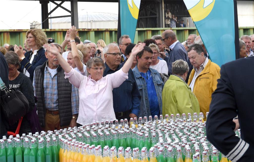 Taufe der Amera mit Artistik und Musik. Foto: Scheer