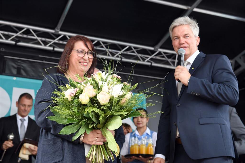 Taufpati Petra Kaiser und Phoenix-Direktor Michael Schulze. Foto: Scheer
