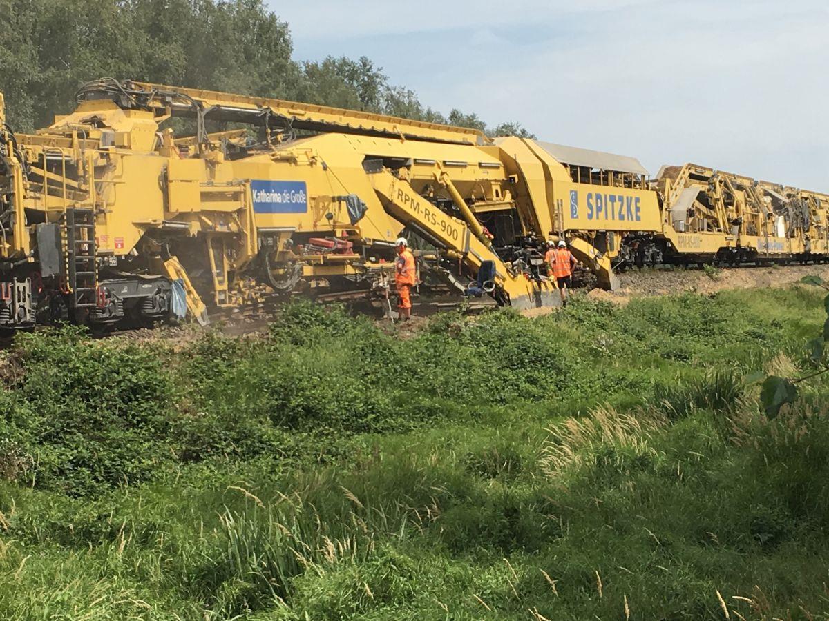 Tauscht Sand, wäscht Schotter, baut das Ausweichgleis in Schiffdorf-Apeler und macht einen Höllenlärm, wenn man näherkommt: der gelbe Kraftprotz der Firma Spitzke. 
