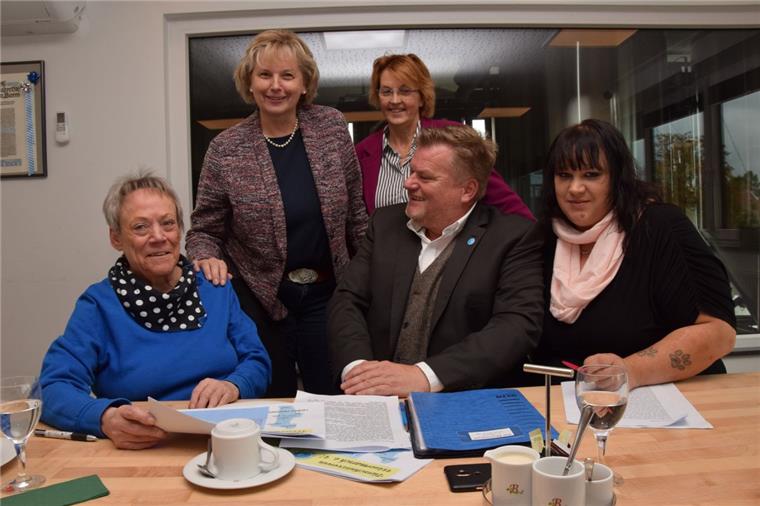 Tauschten sich im Butjenter Brauhaus aus (von links): Martha Heppel (Tierschutzverein Wesermarsch), Karin Logemann (SPD-Landtagsabgeordnete), Susanne Mittag (SPD-Bundestagsabgeordnete), Tierschutz-Präsident Thomas Schröder und Nina Tonn (Tierschutzverein).  