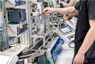 Tausende Beschäftigte des Bremer Mercedes-Werks müssen ab Montag schon wieder in Kurzarbeit - nur rund eine Woche nach der Wiederaufnahme der Produktion.