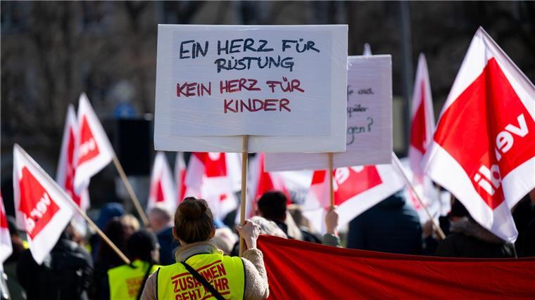 Neue Warnstreiks in Niedersachsen und Bremen angekündigt Tausende Beschäftigte gingen heute für eine bessere Bezahlung in Kitas, Kliniken und sozialen Einrichtungen auf die Straße.