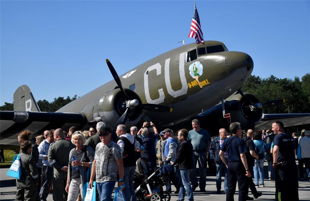 Tausende Besucher schauten sich die Rosinenbomber auf dem Seeflughafen in Nordho...