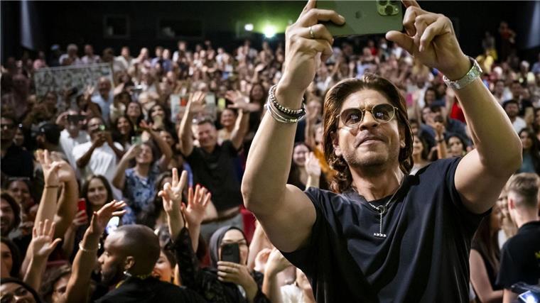 Tausende feiern Bollywood-Superstar Shah Rukh Khan in Locarno.
