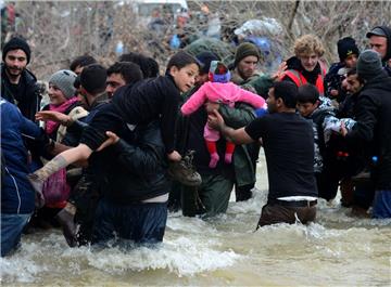Tausende Flüchtlinge haben sich von Idomeni aus auf den Weg in Richtung Mazedonien gemacht. Sie wurden angeblich durch Flugblätter dazu aufgefordert.  

