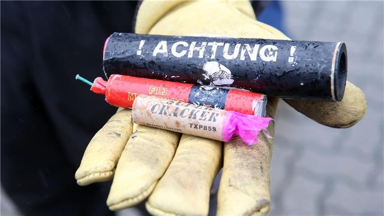 Tausende illegale Feuerwerkskörper spürte der Zoll in Hannover in Hunderten Paketen auf. 