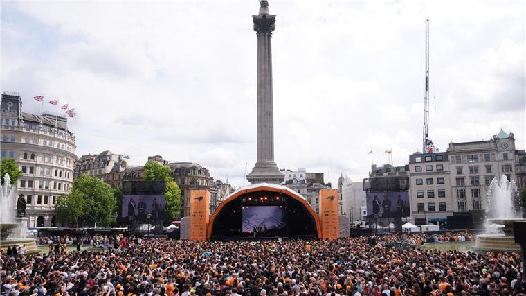 Tausende McLaren-Fans kamen vor dem Silverstone-Rennen zum Show-Event auf den Londoner Trafalgar Square.
