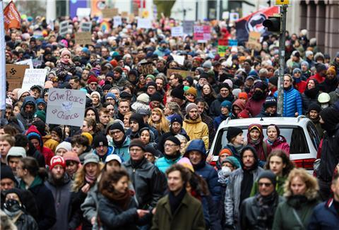 Tausende Menschen folgten dem Aufruf des Bremer Bündnisses gegen rechts zu einem Marsch von der Bremer Neustadt bis zur Abschlusskundgebung auf dem Domshof. Mit der Demonstration wollen die Teilnehmer ein Zeichen des Widerstands gegen rechtsextreme Umtriebe setzen.