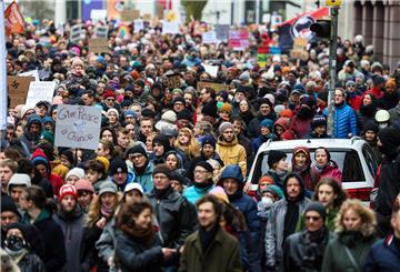 Tausende Menschen folgten dem Aufruf des Bremer Bündnisses gegen rechts zu einem Marsch von der Bremer Neustadt bis zur Abschlusskundgebung auf dem Domshof. Mit der Demonstration wollen die Teilnehmer ein Zeichen des Widerstands gegen rechtsextreme Umtriebe setzen.