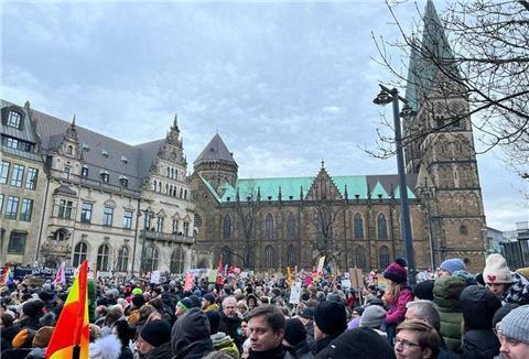 Tausende Menschen haben sich auf dem Domshof versammelt.