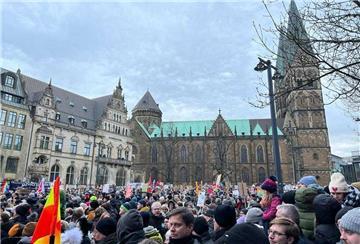 Tausende Menschen haben sich auf dem Domshof versammelt.
