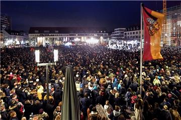 Tausende Menschen hören Bundespräsident Steinmeier bei einer Trauerveranstaltung auf dem Marktplatz in Hanau zu.
