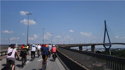 Tausende Menschen nehmen an der Fahrradsternfahrt teil.
