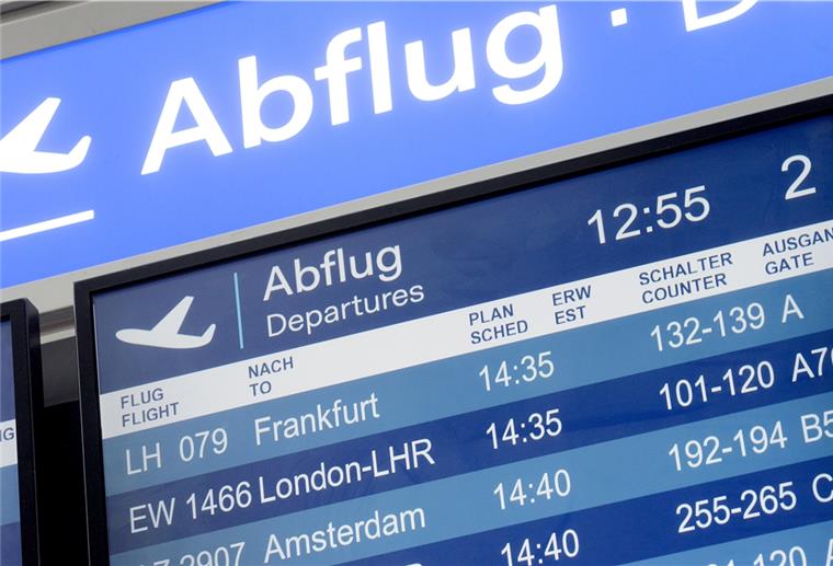 Tausende Menschen warten noch auf die Rückzahlung von Flug- und Bahntickets von Verbindungen, die während des Corona-Lockdowns ausgefallen waren.