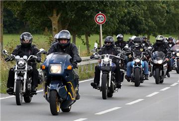 Motorradfahrer auf der Bundestrasse 229 zwischen Neuenrade und Balve. Unter dem Motto «Leis ist kein Scheiss» haben sich Motorradfahrer zu einer Kundgebung zusammengefunden.