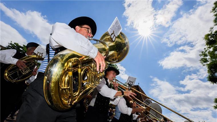 Tausende Schützen, Tänzer und Musiker marschierten beim Schützenumzug durch Hannover. 