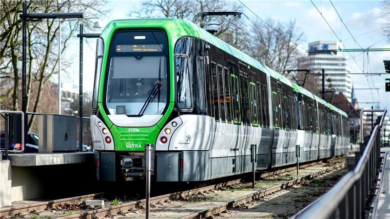 Zeitung: Führerscheintausch für Senioren läuft aus Tausende Senioren haben in der Region Hannover ihren Führerschein abgegeben, um dann ein Jahr kostenlos Bus und Bahn zu fahren. Damit soll zum Jahreswechsel Schluss sein. (Symbolbild)