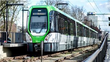 Tausende Senioren haben in der Region Hannover ihren Führerschein abgegeben, um dann ein Jahr kostenlos Bus und Bahn zu fahren. Damit soll zum Jahreswechsel Schluss sein. (Symbolbild)
