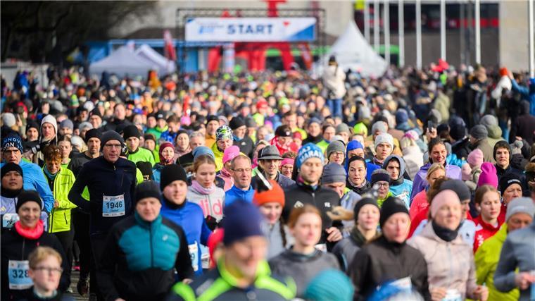 Tausende Teilnehmer ging beim Silvesterlauf in Hannover an Start.