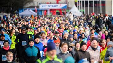 Tausende Teilnehmer ging beim Silvesterlauf in Hannover an Start.
