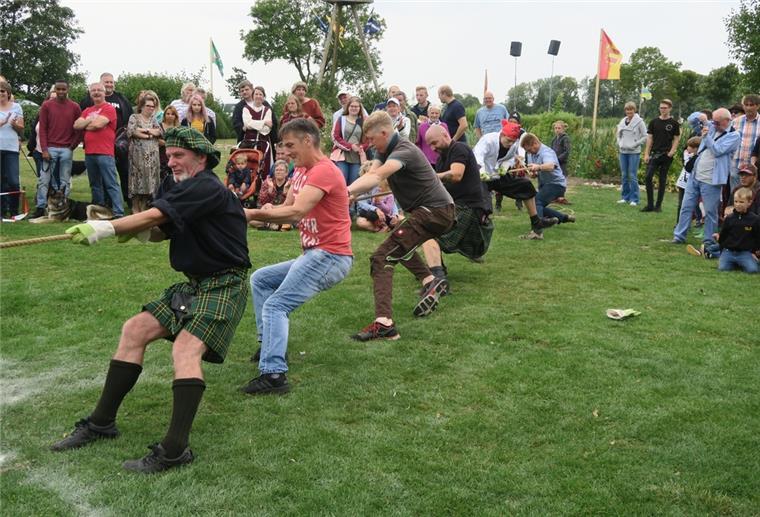 In Butjadingen trifft Kilt auf Fischerhemd Tauziehen ist die Königsdisziplin, in der sich starke Männer und Frauen außerhalb des eigentlichen Mehrkampfs messen können.