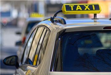Taxi wartet auf Fahrgäste