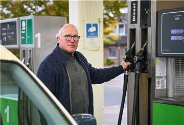 Taxinunternehmer Stefan Gödeke neben einem Taxi an einer Zapfsäule